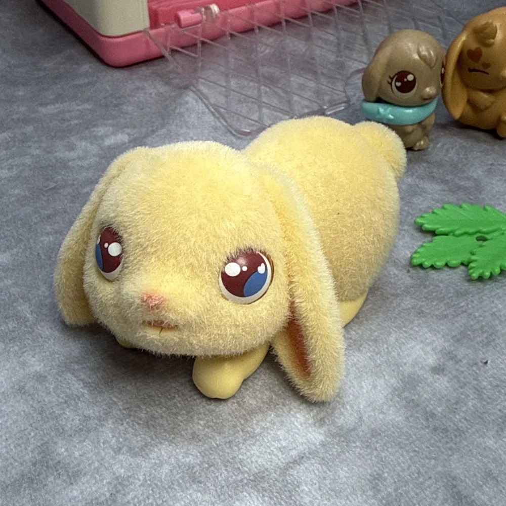 Little Live Pets Mama Surprise Minis Flocked Bunny Rabbit Babies Hutch Moose Toy